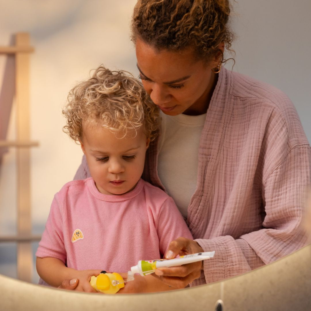 lifestyle image woezel en pip peer tandpasta
