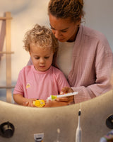 lifestyle image woezel en pip peer tandpasta